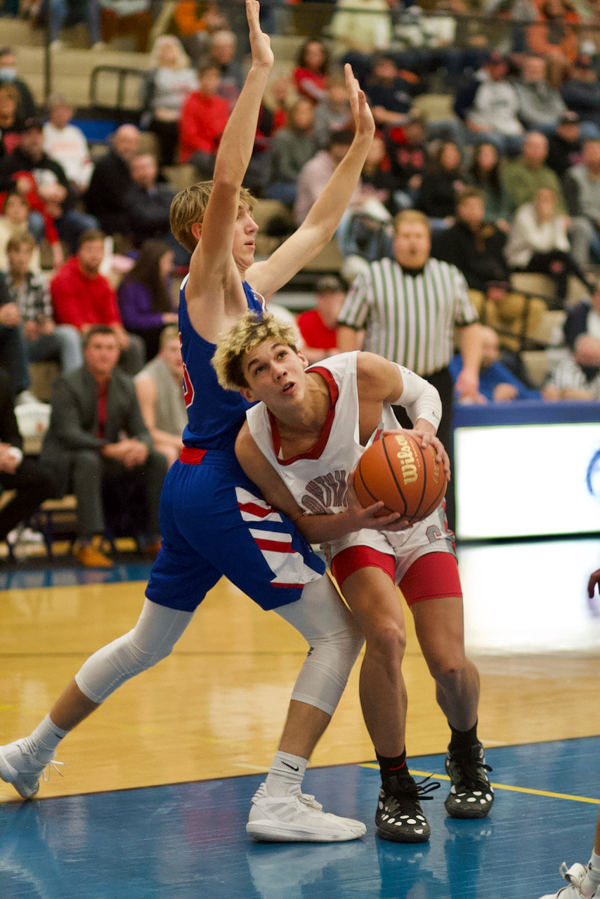 Lori Poteet/Journal Review
Avery Saunders scored 24 pts and grabbed 10 
rebounds to help Southmont advance to the 
championship game of the Sugar Creek Classic with a 51-44 win over Western Boone.
